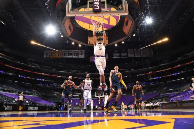 开云中国官网-詹皇点名表扬年轻的塔克，刚满20岁的他有何本事？